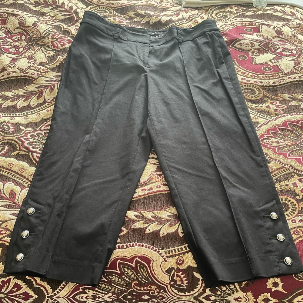 Black capris